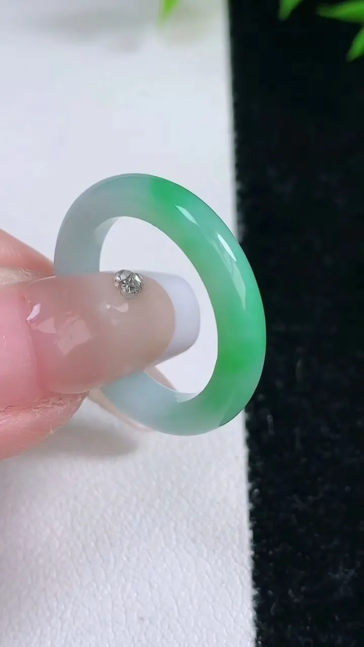 天然A货翡翠指环戒指，尺寸17.4-3.8-3.2，重量:2.97g2026年2月3日
工厂直销收藏佳品,种好水足，色泽均匀，有种有色，上手高大气！