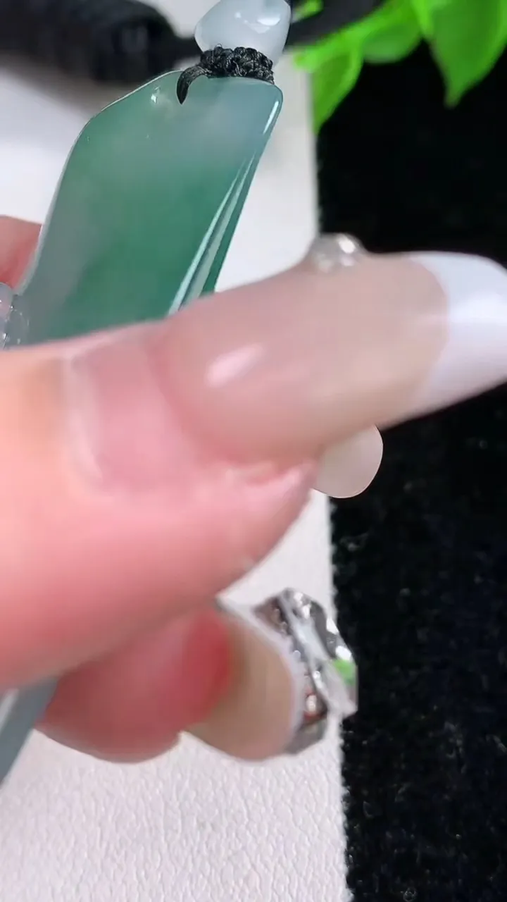 天然A货翡翠观音菩萨吊坠，尺寸53-27-8.5，重量:26.30g
2月3日