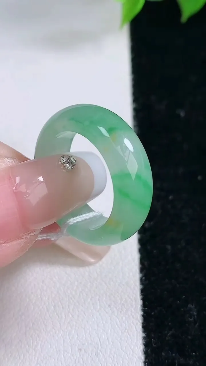 天然A货翡翠指环戒指，尺寸16.2-6.3-3.2，重量:4.54g2026年2月3日
工厂直销收藏佳品,种好水足，色泽均匀，有种有色，上手高大气！