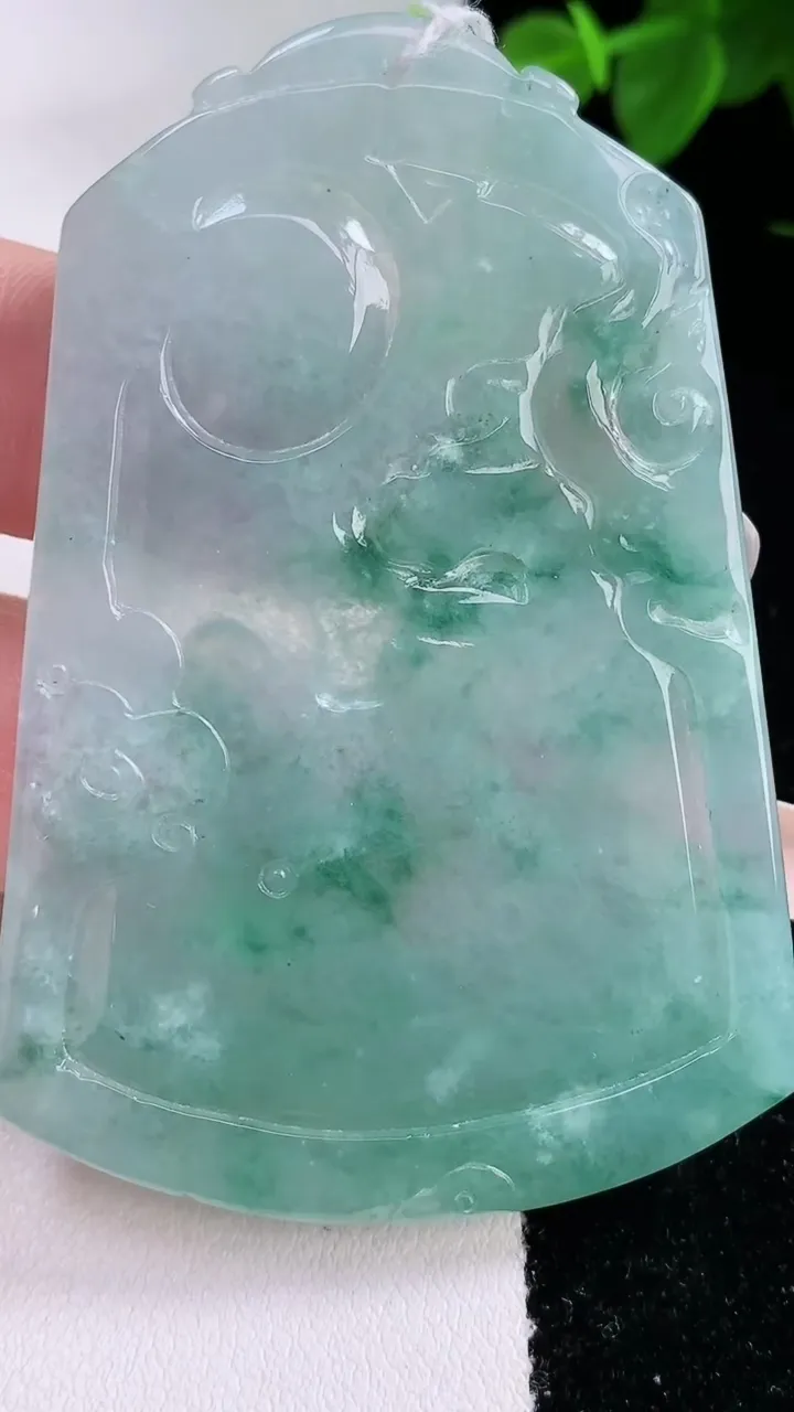 天然A货翡翠飘花一念之间吊坠，尺寸63.6-43.7-3.6，重量:24.85g
2月3日