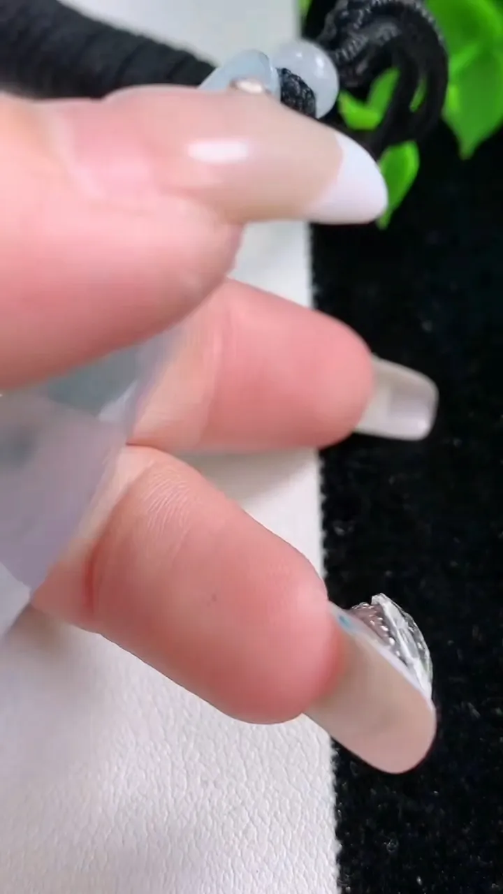 天然A货翡翠种飘花梅花鹿吊坠，尺寸58.3-31.2-4.6，重量:24.84g
2月3日