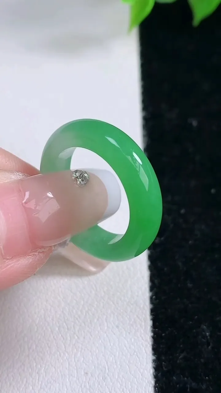 天然A货翡翠指环戒指，尺寸16-4.8-3.4，重量:3.33g2026年2月3日
工厂直销收藏佳品,种好水足，色泽均匀，有种有色，上手高大气！