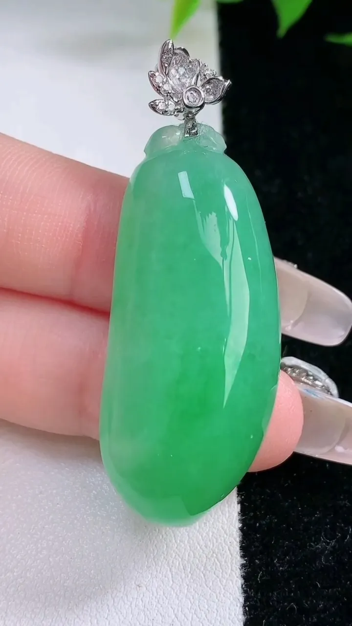 天然A货翡翠福瓜吊坠，尺寸40-18.3-11.3，重量:16.47g
2月3日