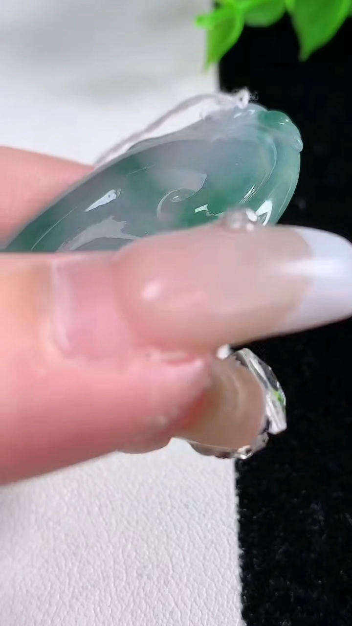 天然A货翡翠冰种飘花如意吊坠，尺寸48.2-34.6-5，重量:11.43g
2月3日