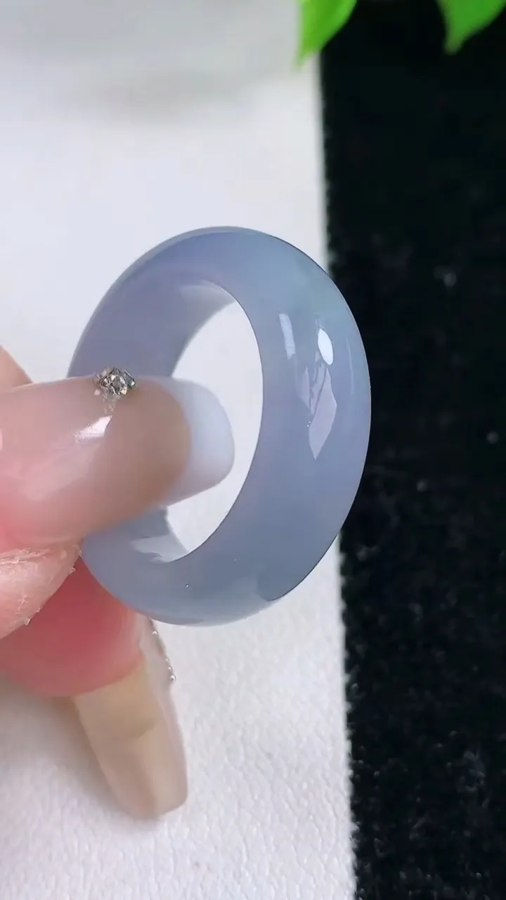 天然A货翡翠紫罗兰指环戒指，尺寸18-7.3-4，重量:6.29g2026年2月3日
工厂直销收藏佳品,种好水足，色泽均匀，有种有色，上手高大气！