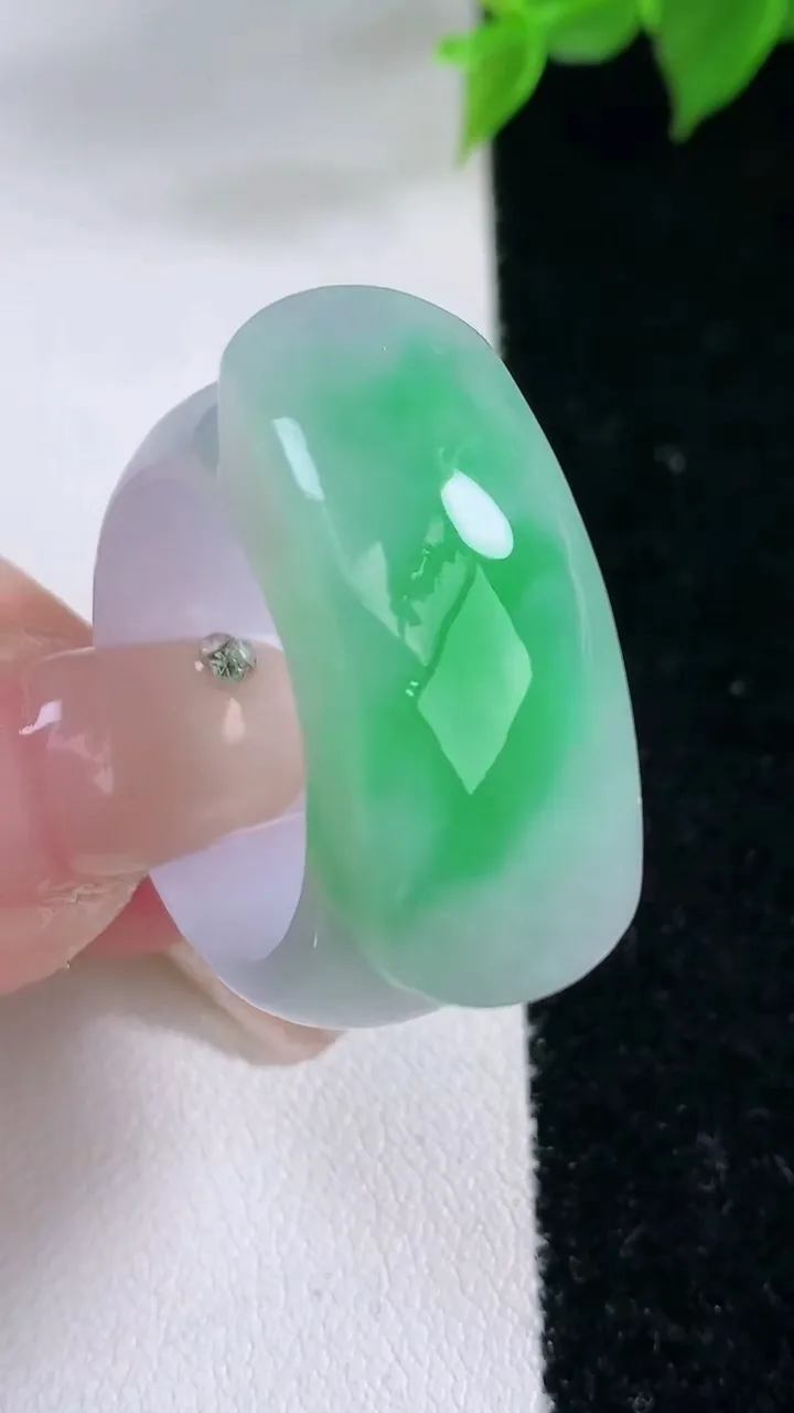 天然A货翡翠马鞍戒指 扳指，尺寸20.7-29.8-12-7，重量:15.47g2026年2月3日
工厂直销收藏佳品,种好水足，色泽均匀，有种有色，上手高大气！