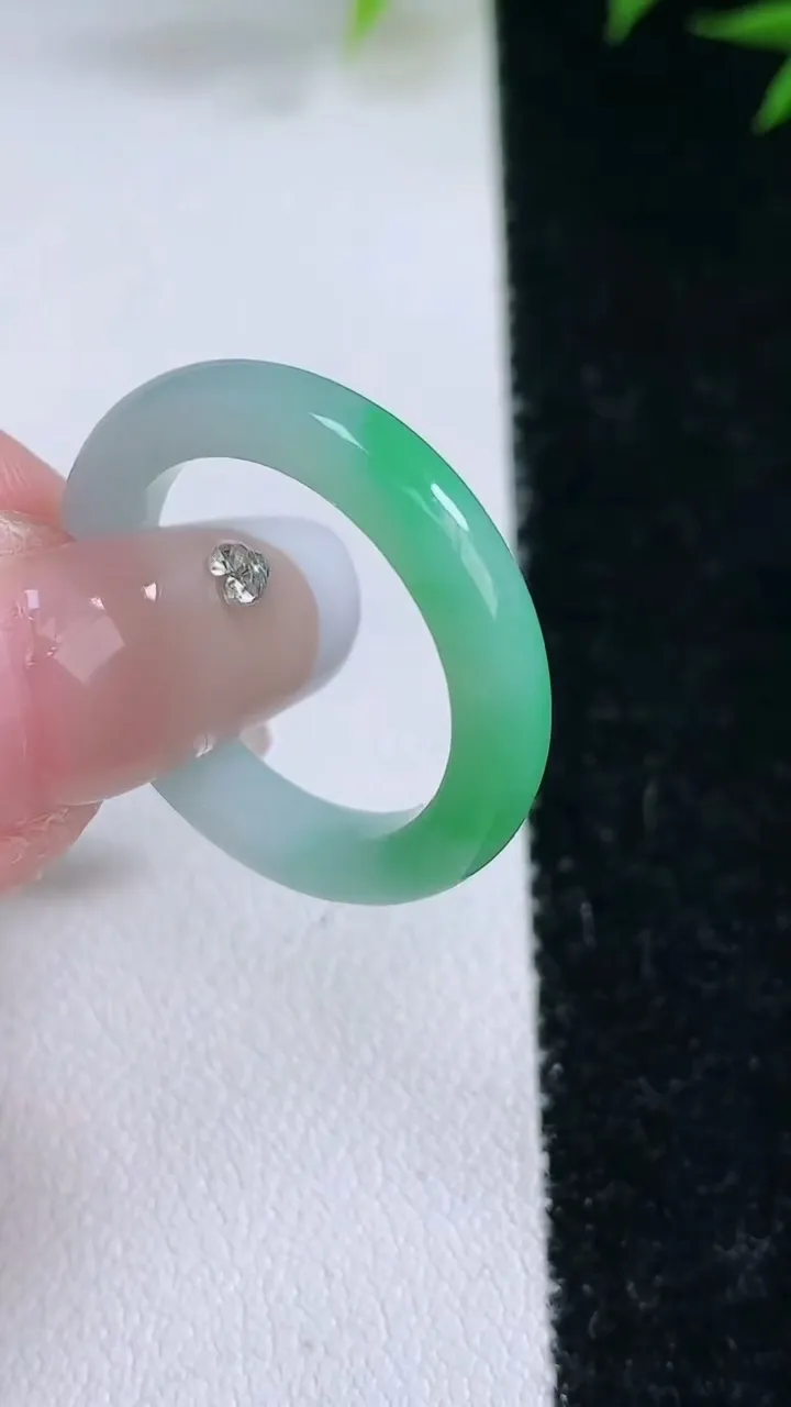 天然A货翡翠指环戒指，尺寸17.4-3.8-3.2，重量:2.97g2026年2月3日
工厂直销收藏