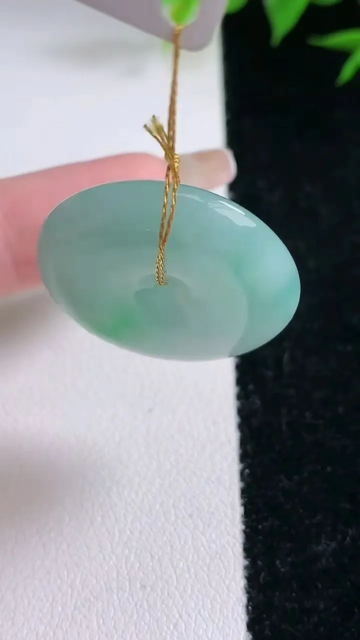 天然A货翡翠平安扣吊坠，尺寸26.7-6.3，重量:10.44g
2月3日