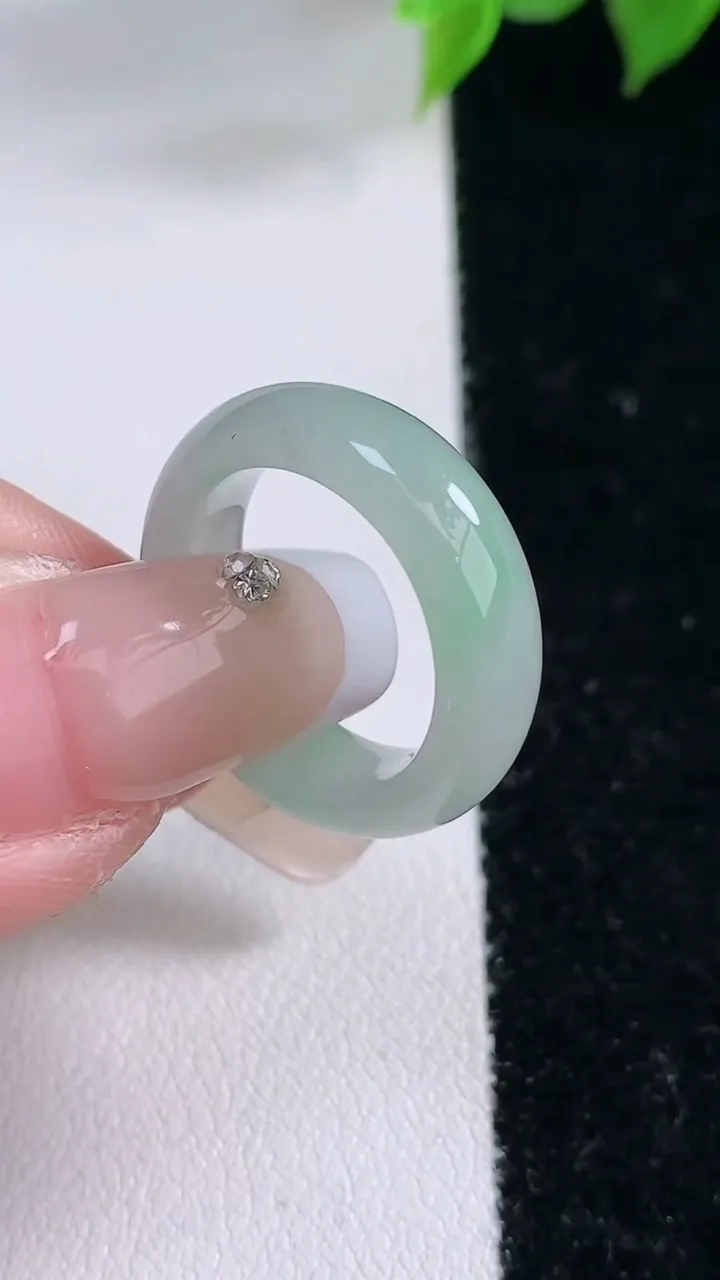 天然A货翡翠指环戒指，尺寸15.3-5.7-3.2，重量:3.50g2026年2月3日
工厂直销收藏佳品,种好水足，色泽均匀，有种有色，上手高大气！