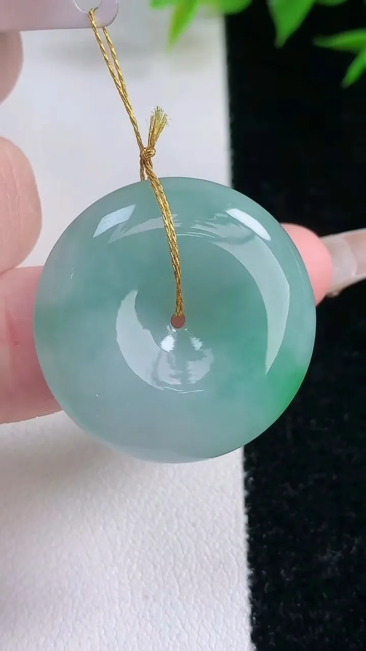 天然A货翡翠平安扣吊坠，尺寸26.7-6.3，重量:10.44g
2月3日