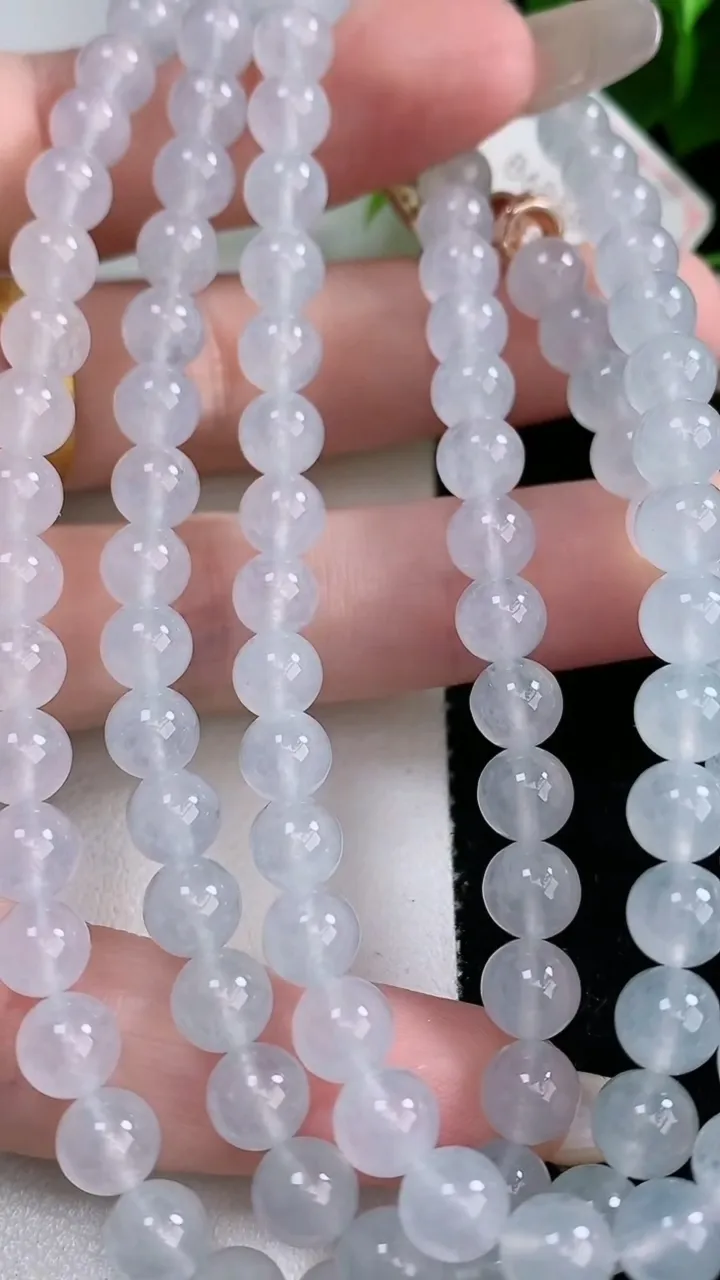天然A货翡翠种白冰圆珠项链，尺寸6-108颗，重量:45.82g
2月3日
