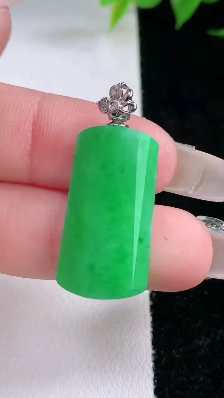 天然A货翡翠无事牌吊坠，尺寸25.3-13.6-4.6，重量:4.35g
2月3日