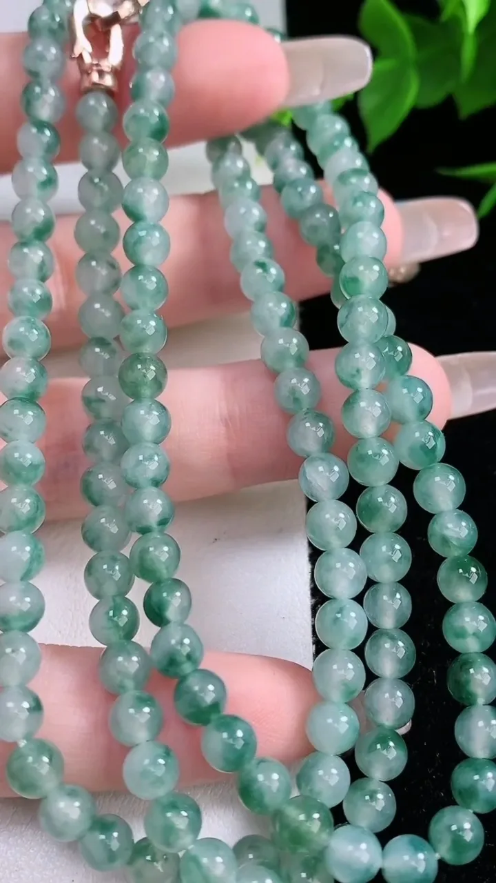 天然A货翡翠种飘花圆珠项链，尺寸4.8-138颗，重量:29.41g2月3日
工厂直销收藏佳品,种好水足，色泽均匀，有种有色，上手高大气！