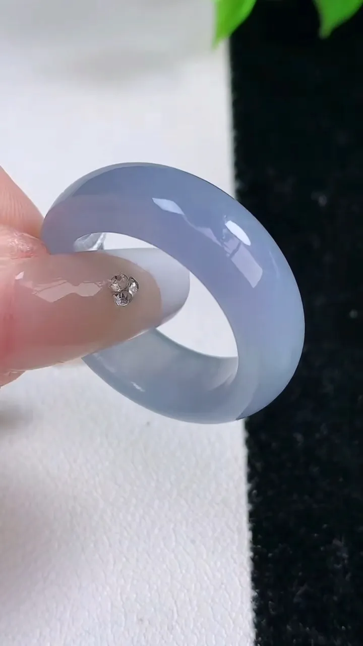 天然A货翡翠紫罗兰指环戒指，尺寸18-7.3-4，重量:6.29g2026年2月3日
工厂直销收藏佳品,种好水足，色泽均匀，有种有色，上手高大气！