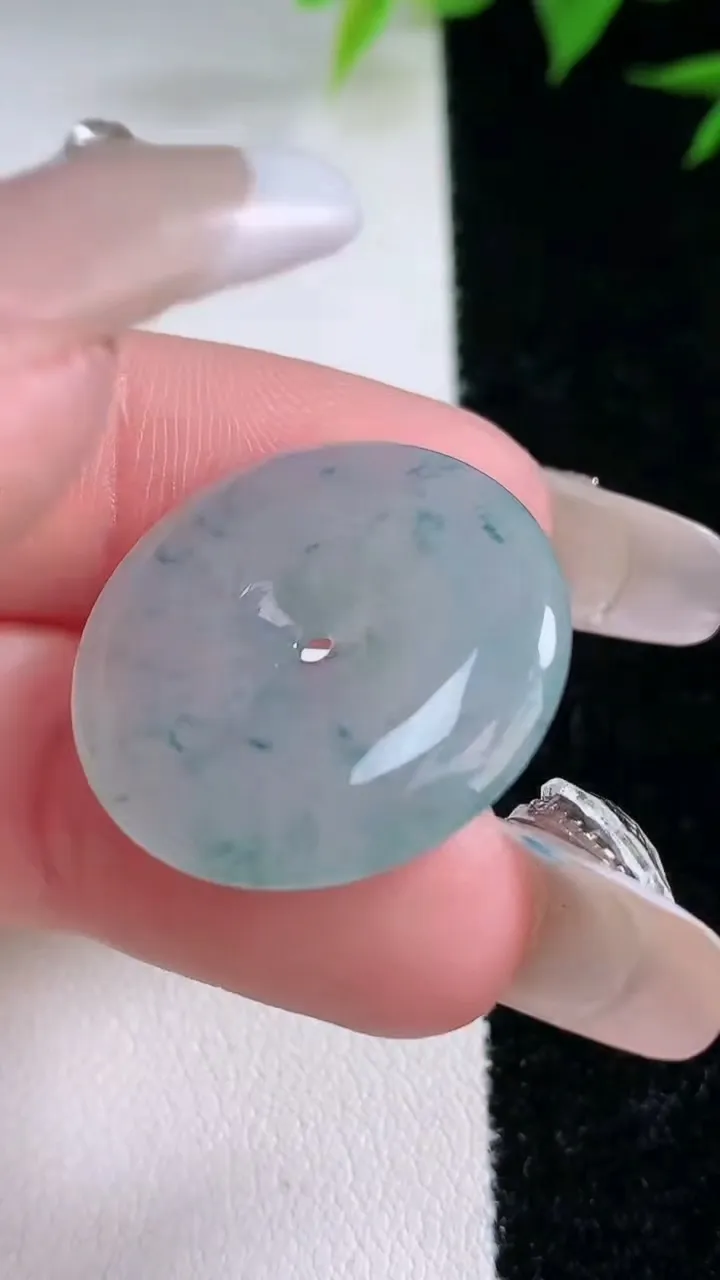 天然A货翡翠冰种飘花平安扣吊坠，尺寸22.4-4，重量:4.98g
2月3日