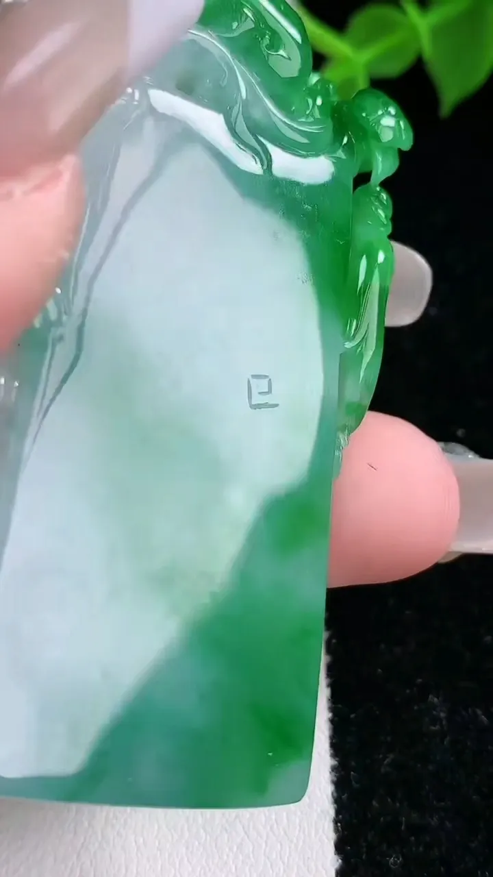 天然A货翡翠节节高升 竹节吊坠，尺寸60.6-25-7，重量:34.67g
2月3日