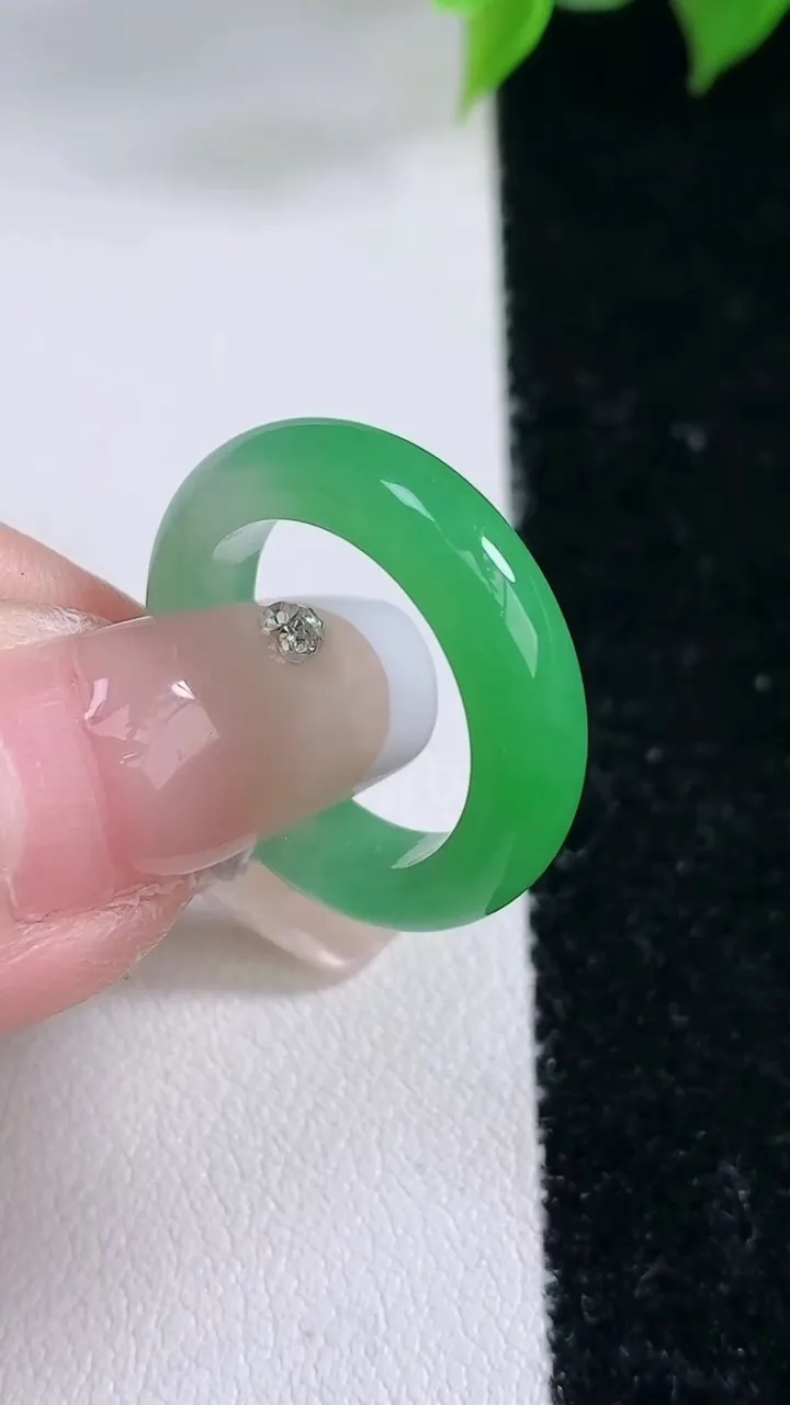 天然A货翡翠指环戒指，尺寸16-4.8-3.4，重量:3.33g2026年2月3日
工厂直销收藏佳品