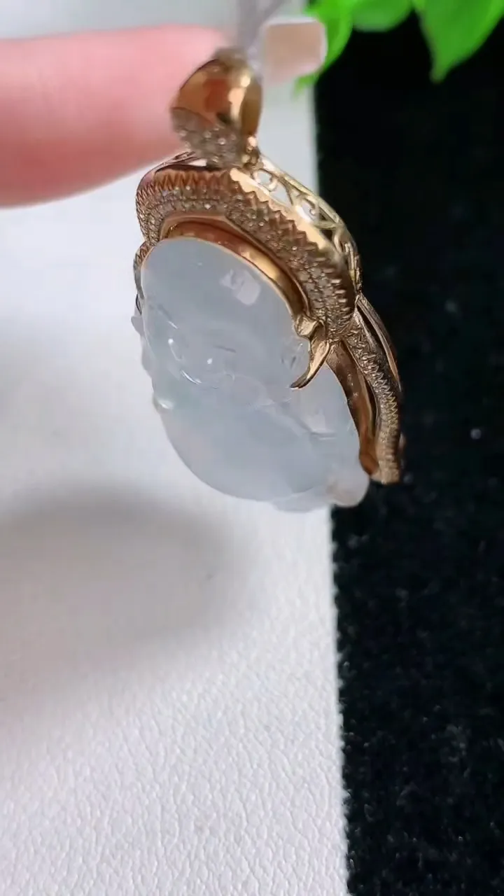 天然A货翡翠种白冰站佛 佛公吊坠，尺寸46-23.3-11.3，裸石33-19重量:10.25g
2月3日