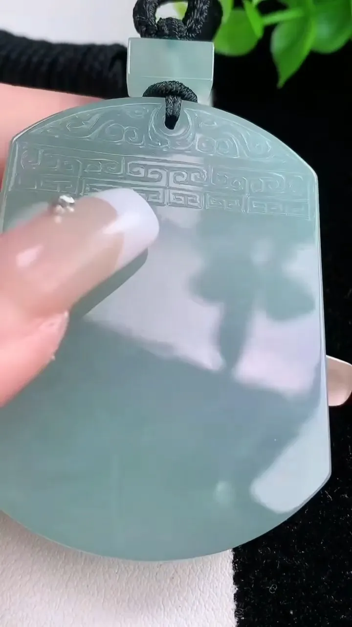 天然A货翡翠仿古无事牌吊坠，尺寸55-43.2-5.2，重量:40.77g
2月3日