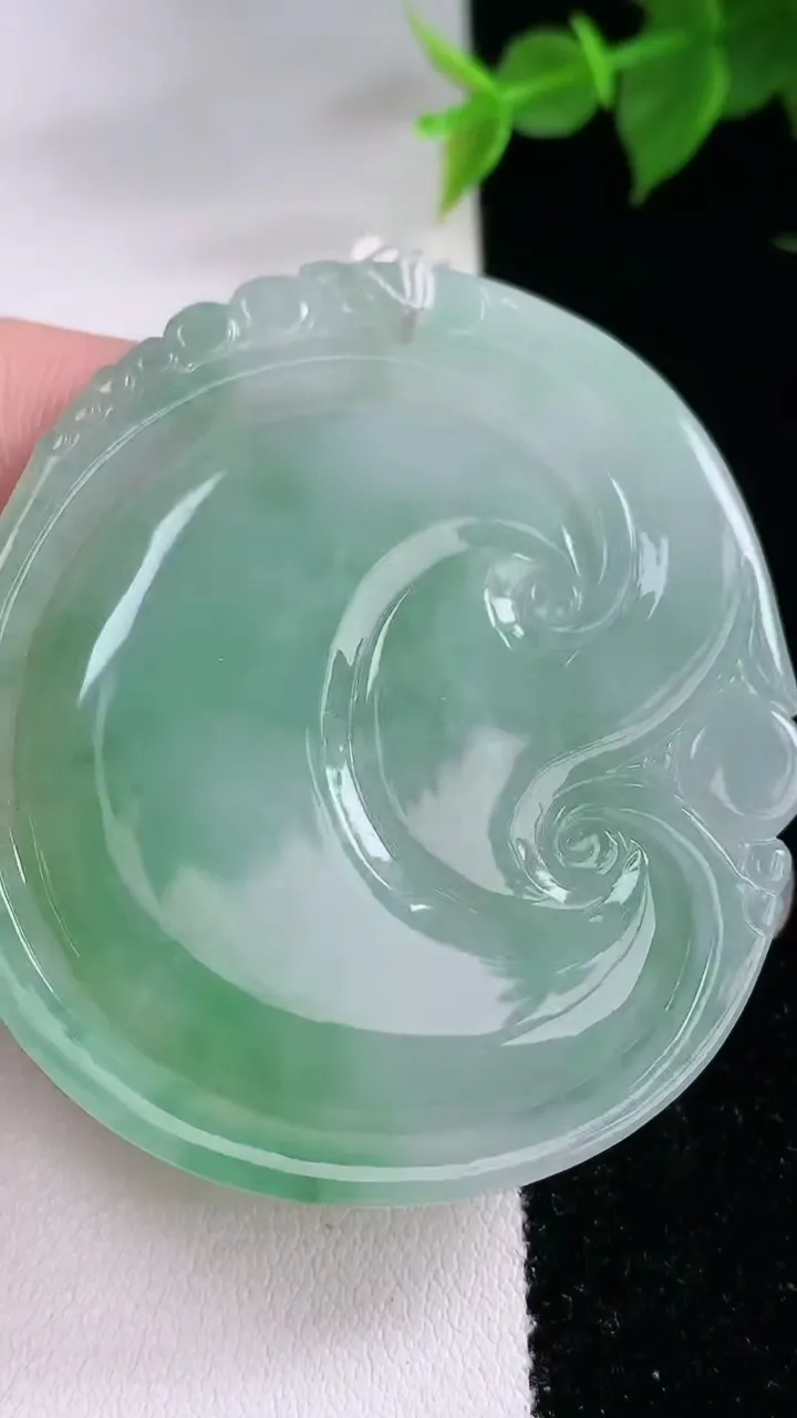 天然A货翡翠如意吊坠，尺寸53.6-46.2-5.6，重量:30.96g
2月3日