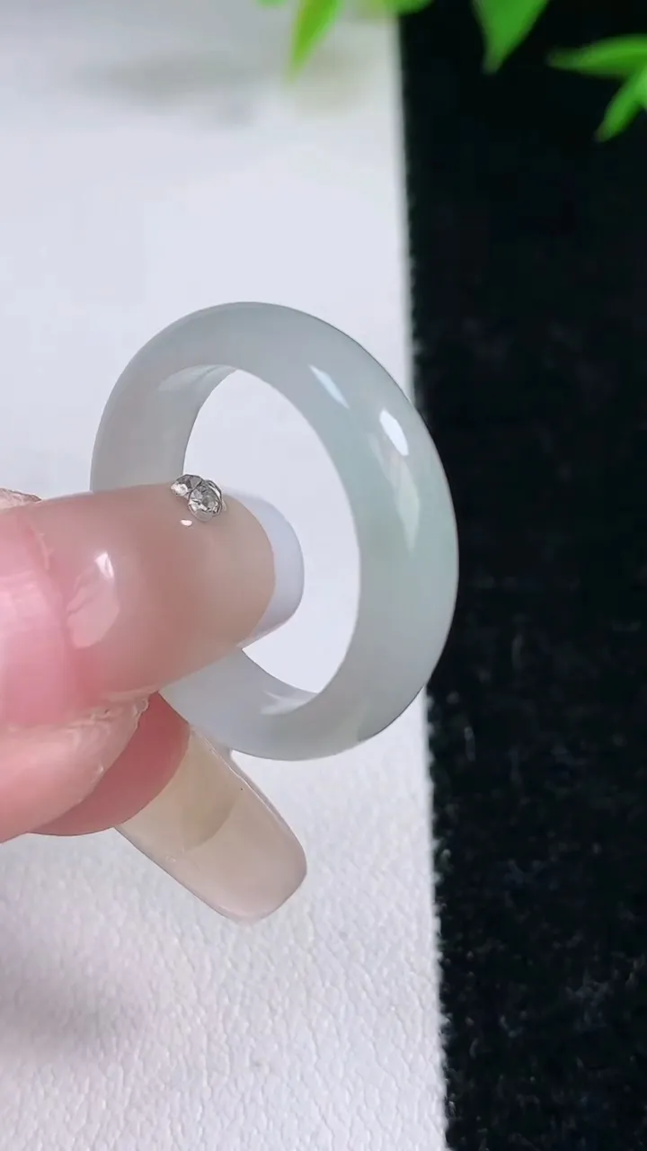 天然A货翡翠指环戒指，尺寸17.2-6-3.4，重量:4.59g2026年2月3日
工厂直销收藏佳品