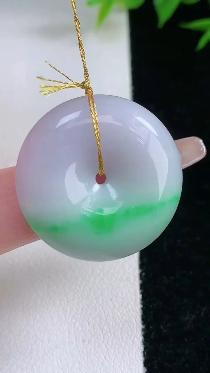 天然A货翡翠平安扣吊坠，尺寸26.3-6.8，重量:10.43g
2月3日