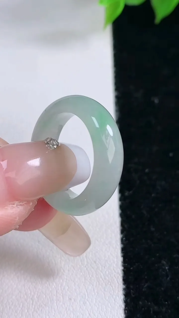 天然A货翡翠指环戒指，尺寸15.3-5.7-3.2，重量:3.50g2026年2月3日
工厂直销收藏佳品,种好水足，色泽均匀，有种有色，上手高大气！