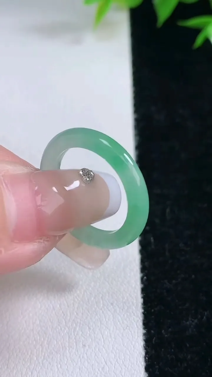 天然A货翡翠指环戒指，尺寸15.8-2.6，重量:1.65g2026年2月3日
工厂直销收藏佳品,种好水足，色泽均匀，有种有色，上手高大气！