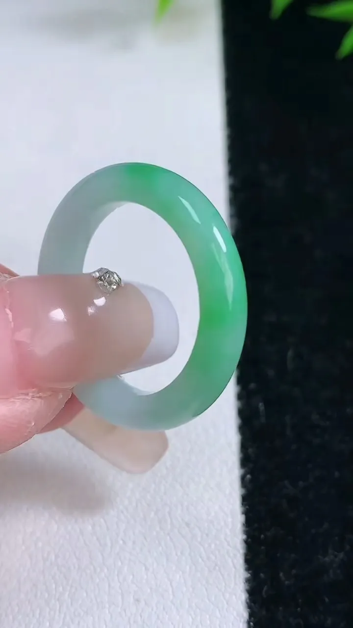 天然A货翡翠指环戒指，尺寸17.4-3.8-3.2，重量:2.97g2026年2月3日
工厂直销收藏佳品,种好水足，色泽均匀，有种有色，上手高大气！