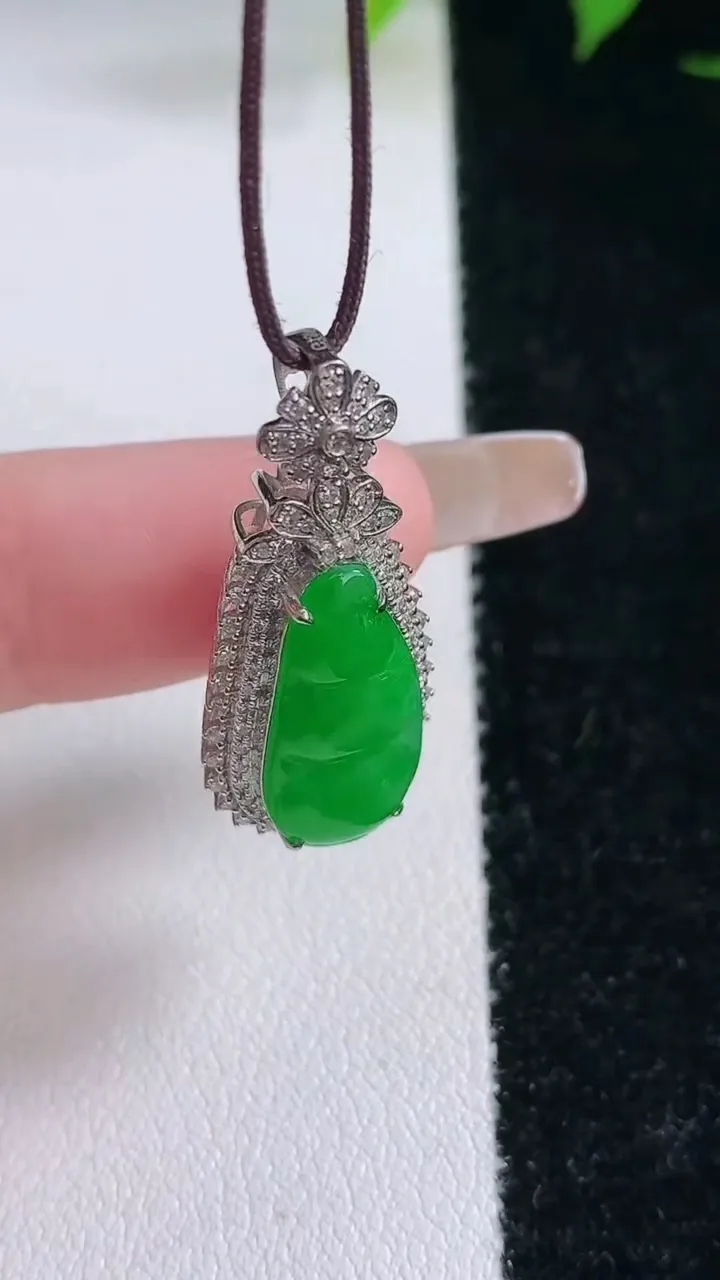 天然A货翡翠福豆吊坠，尺寸29-12.4-8，裸石17-8.2重量:3.26g
2月3日