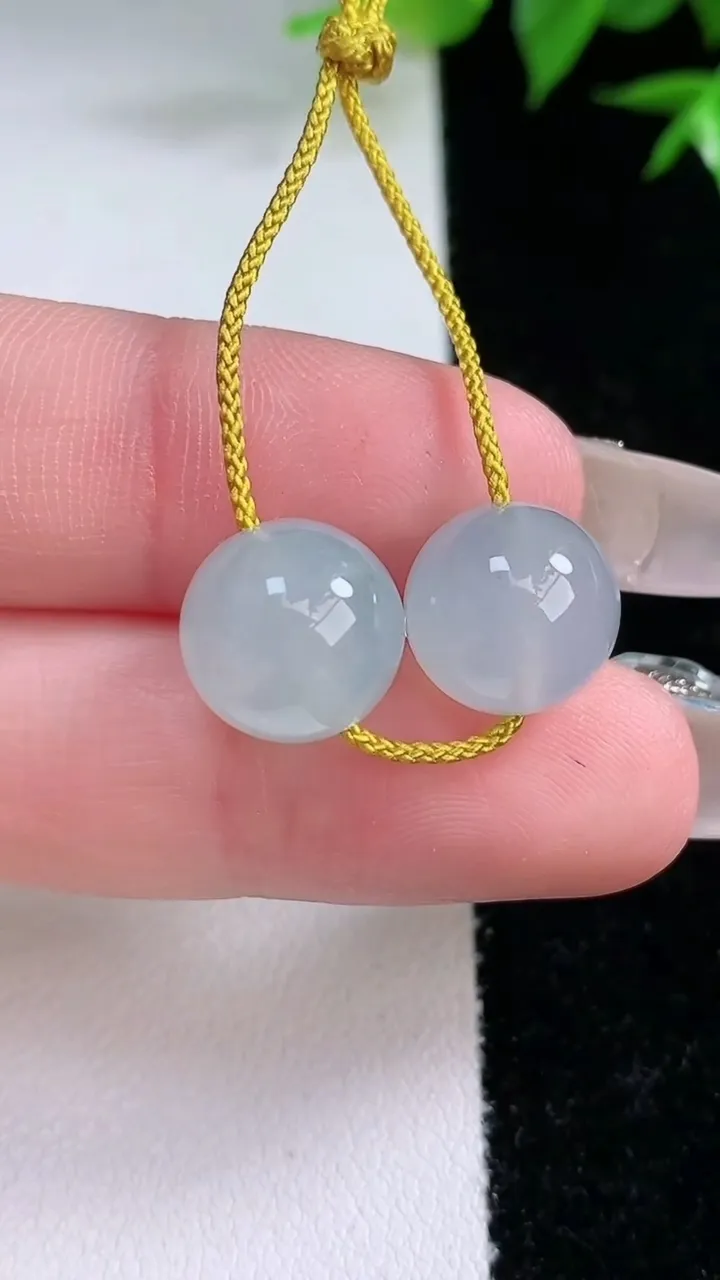 天然A货翡翠种白冰圆珠吊坠一对，尺寸10.6，重量:4.60g2月3日
工厂直销收藏佳品,种好水足，色泽均匀，有种有色，上手高大气！