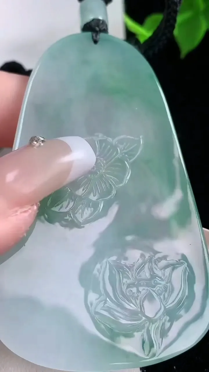 天然A货翡翠飘花大势至菩萨吊坠，尺寸67.5-41.8-4.3，重量:35.74g
2月3日