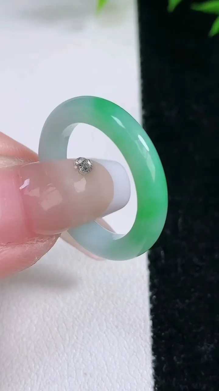 天然A货翡翠指环戒指，尺寸17.4-3.8-3.2，重量:2.97g2026年2月3日
工厂直销收藏