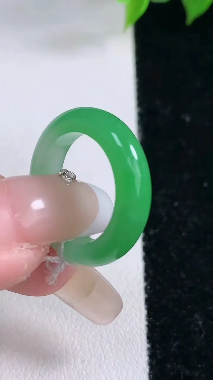 天然A货翡翠指环戒指，尺寸16-4.8-3.4，重量:3.33g2026年2月3日
工厂直销收藏佳品,种好水足，色泽均匀，有种有色，上手高大气！