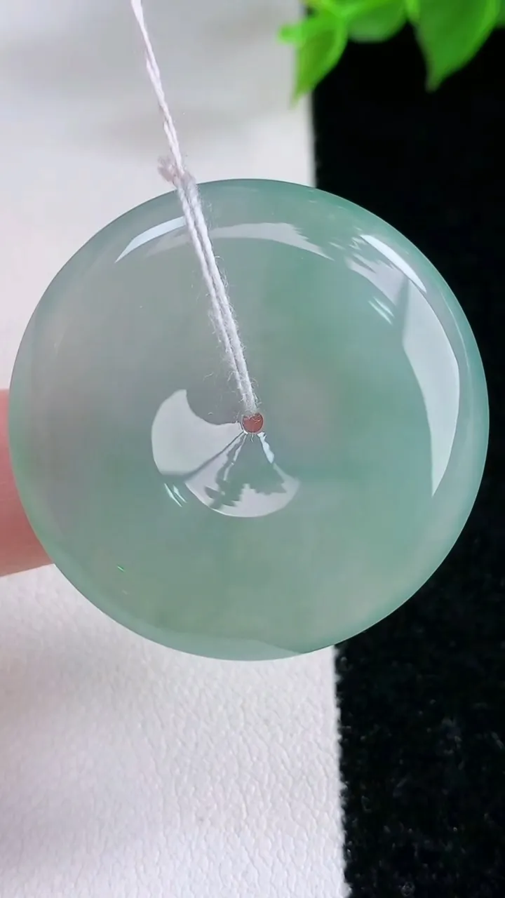 天然A货翡翠平安扣吊坠，尺寸32.8-5.2，重量:13.73g
2月3日