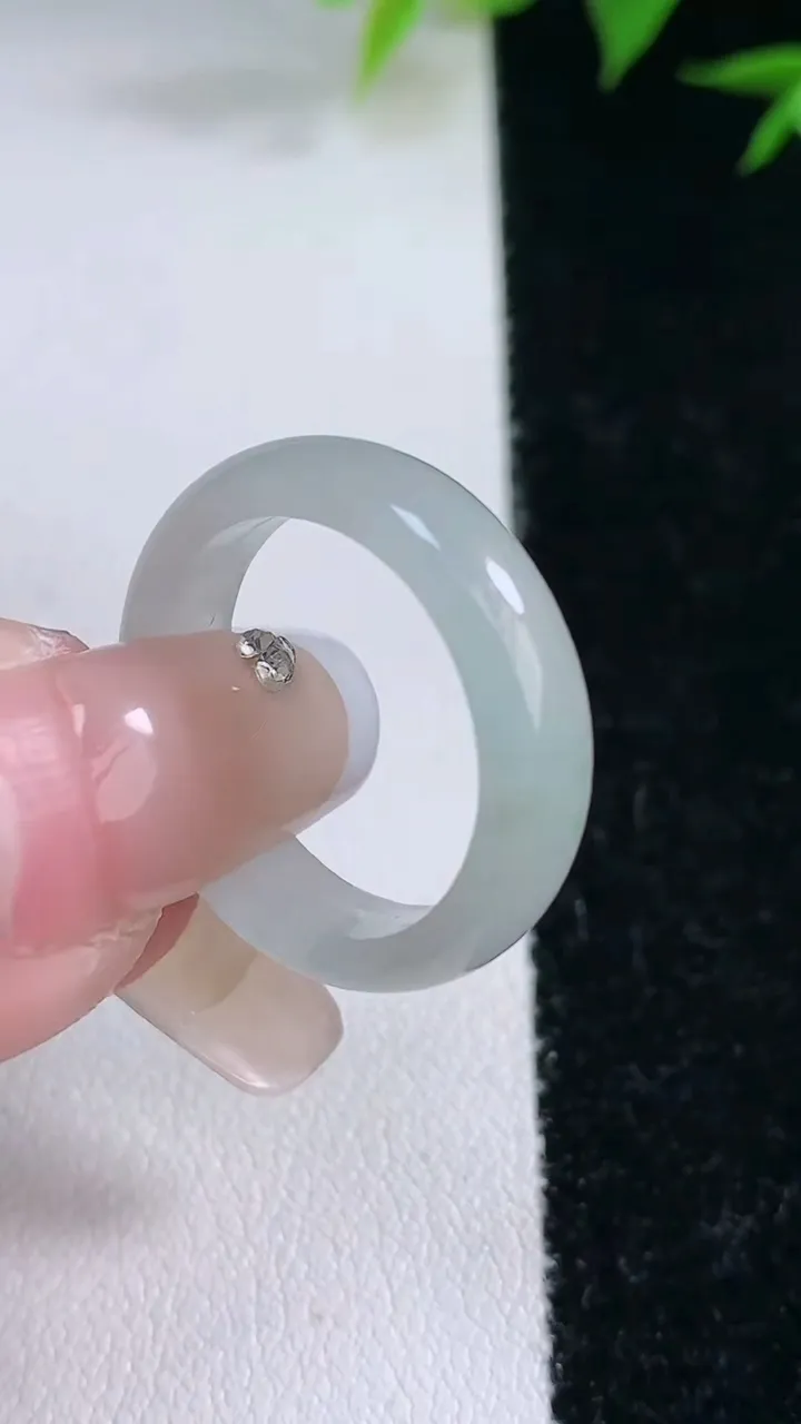 天然A货翡翠指环戒指，尺寸17.2-6-3.4，重量:4.59g2026年2月3日
工厂直销收藏佳品,种好水足，色泽均匀，有种有色，上手高大气！