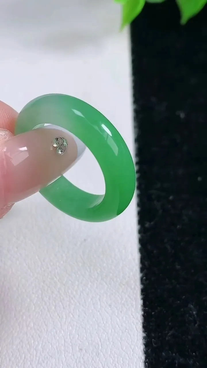 天然A货翡翠指环戒指，尺寸16-4.8-3.4，重量:3.33g2026年2月3日
工厂直销收藏佳品,种好水足，色泽均匀，有种有色，上手高大气！