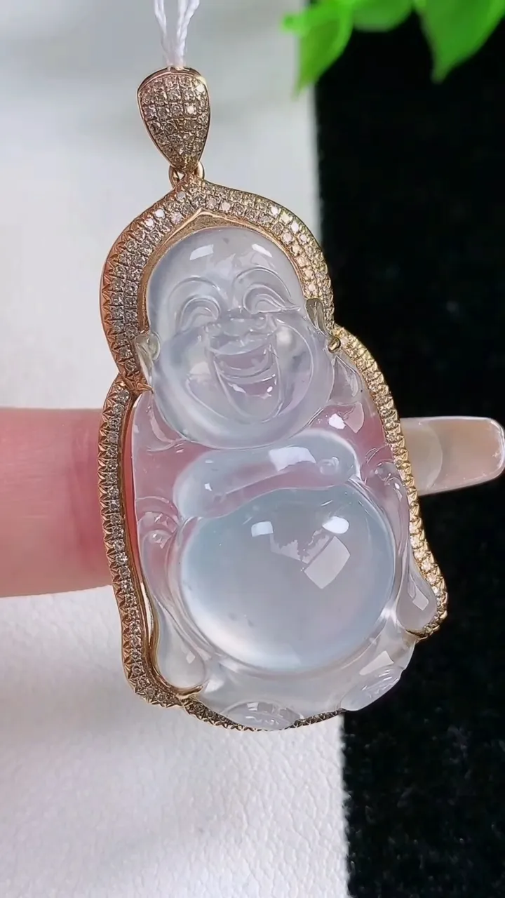 天然A货翡翠种白冰站佛 佛公吊坠，尺寸46-23.3-11.3，裸石33-19重量:10.25g
2