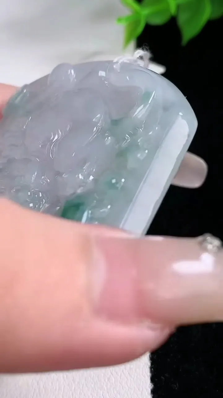 天然A货翡翠飘花生肖虎吊坠，尺寸53-43.3-6.2，重量:31.96g
2月3日