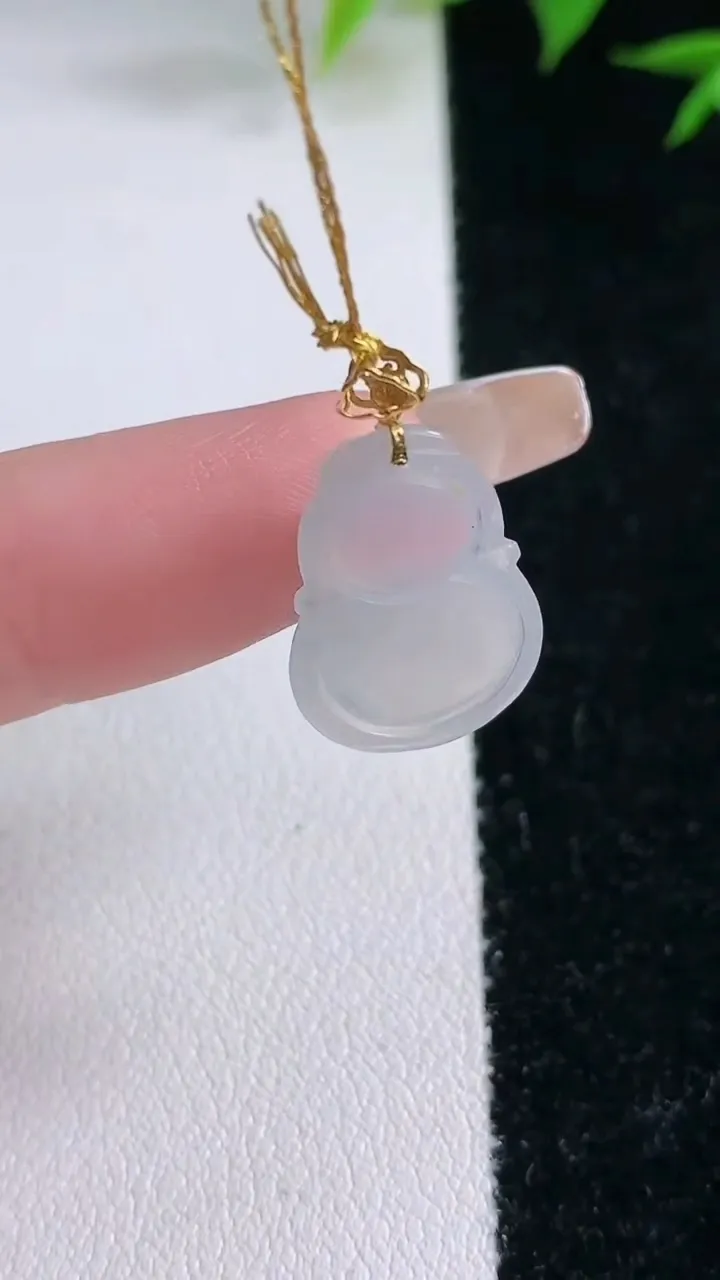 天然A货翡翠种白冰葫芦吊坠，尺寸17-12.4-3.8，重量:1.72g
2月3日