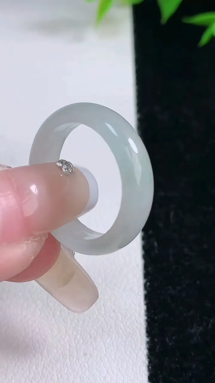 天然A货翡翠指环戒指，尺寸17.2-6-3.4，重量:4.59g2026年2月3日
工厂直销收藏佳品,种好水足，色泽均匀，有种有色，上手高大气！