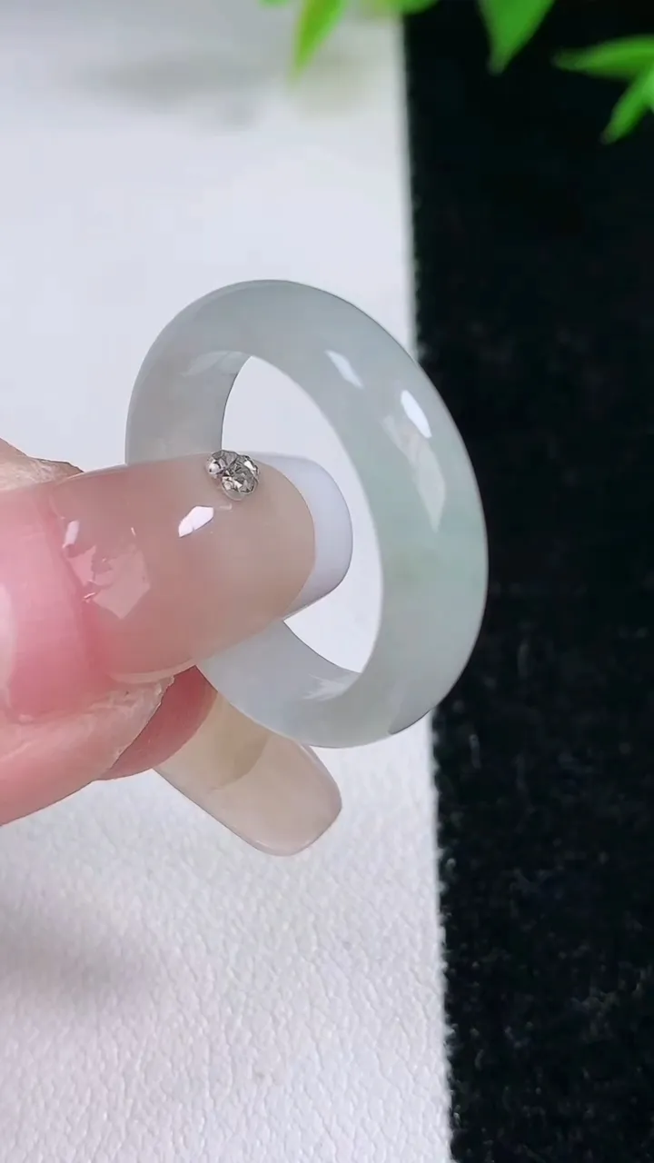 天然A货翡翠指环戒指，尺寸17.2-6-3.4，重量:4.59g2026年2月3日
工厂直销收藏佳品