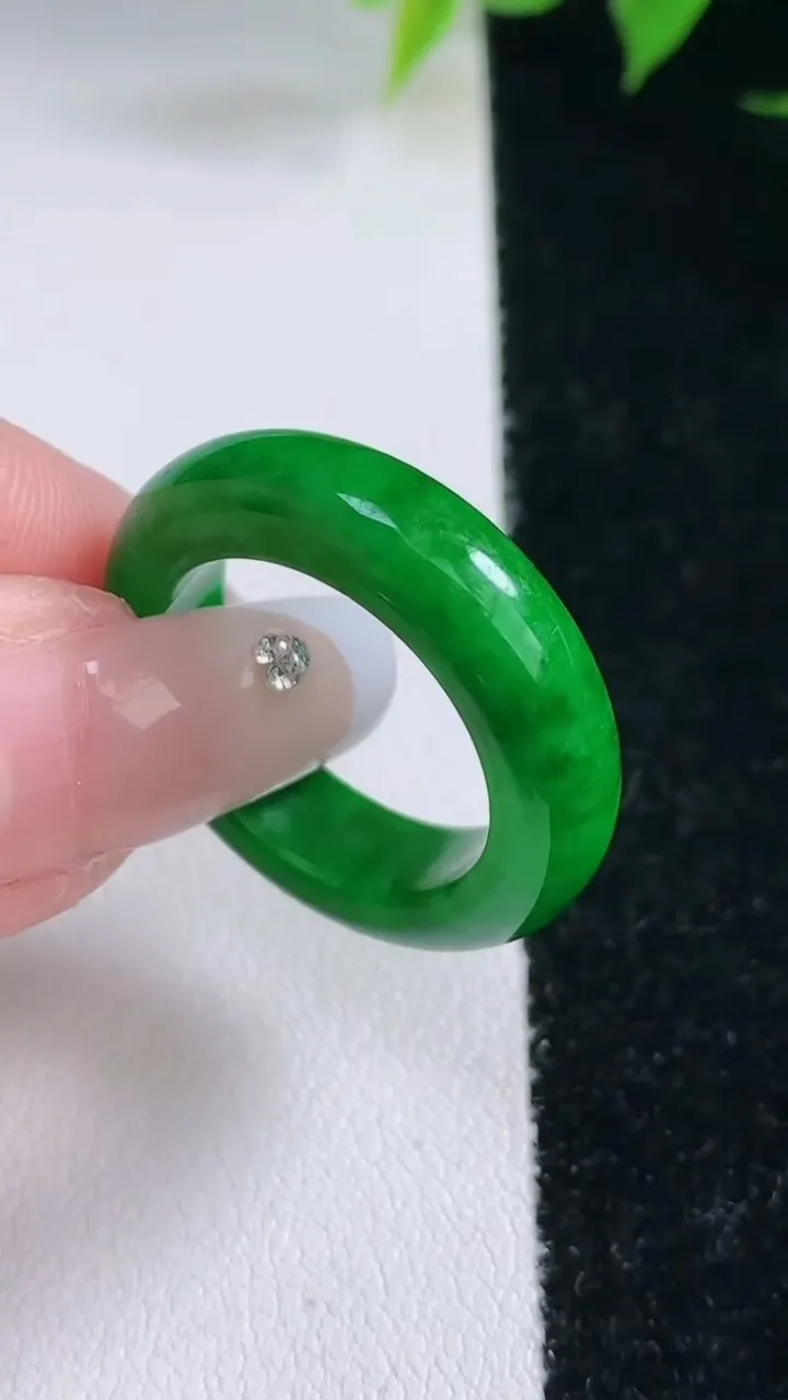天然A货翡翠指环戒指，尺寸18.8-5.7-4，重量:5.74g2026年2月3日
工厂直销收藏佳品,种好水足，色泽均匀，有种有色，上手高大气！