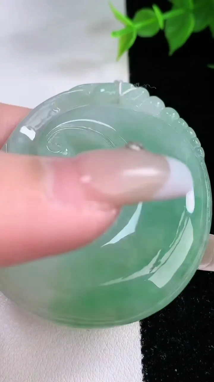 天然A货翡翠如意吊坠，尺寸53.6-46.2-5.6，重量:30.96g
2月3日