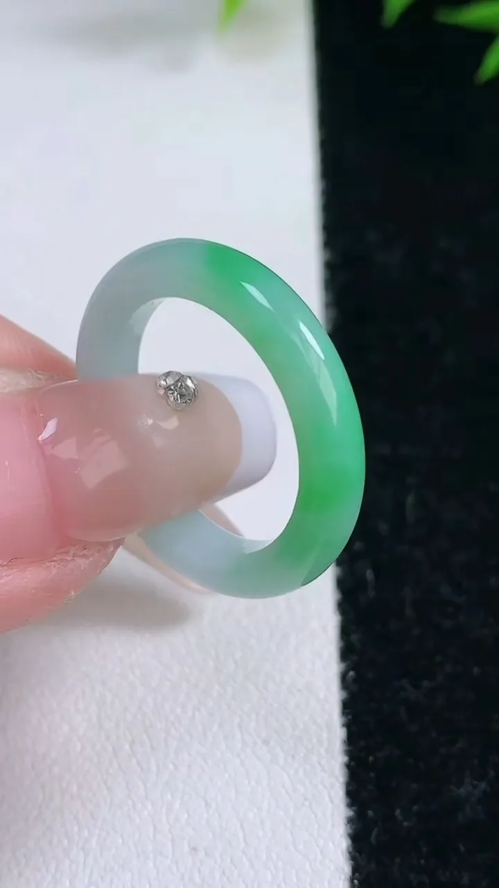 天然A货翡翠指环戒指，尺寸17.8-4.7-2.3，重量:3.04g2026年2月3日
工厂直销收藏佳品,种好水足，色泽均匀，有种有色，上手高大气！