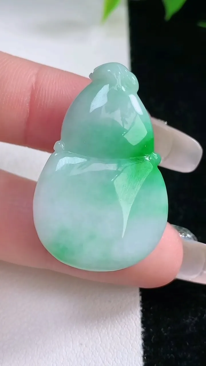 天然A货翡翠葫芦吊坠，尺寸34.3-22.4-11.4，重量:13.78g
2月3日