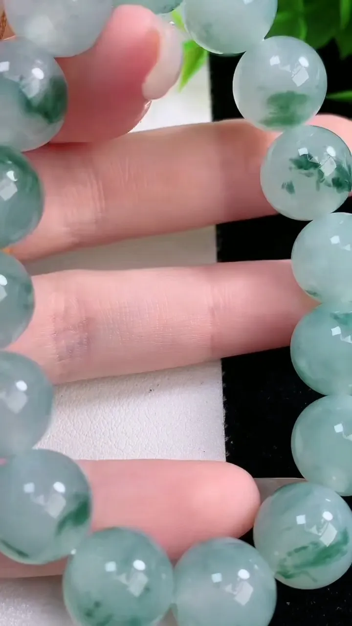 天然A货翡翠种飘花圆珠手串，尺寸12.7-16颗，重量:53.41g2月3日
工厂直销收藏佳品,种好