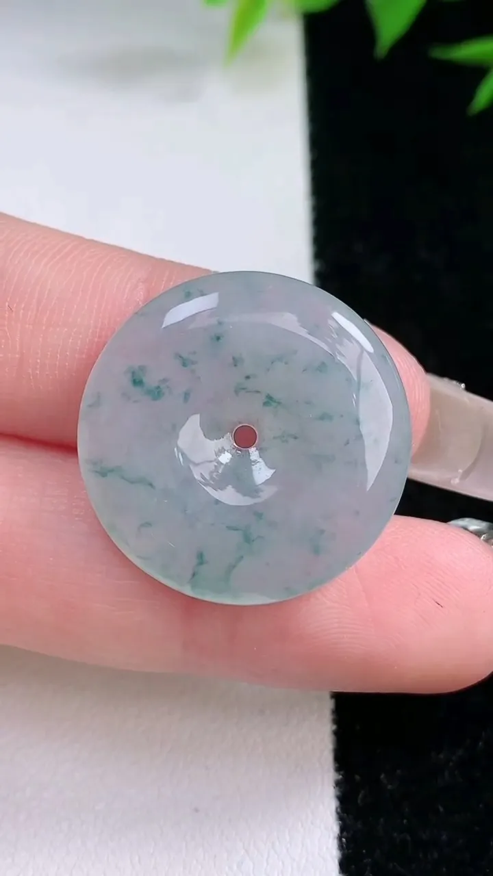 天然A货翡翠冰种飘花平安扣吊坠，尺寸22.4-4，重量:4.98g
2月3日