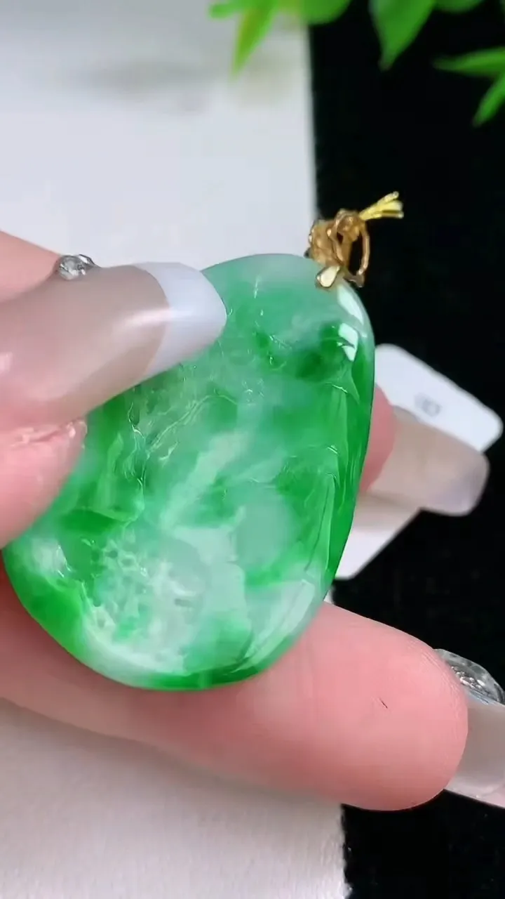 天然A货翡翠山水牌吊坠，尺寸34.2-23.8-4.2，重量:7.88g
2月3日