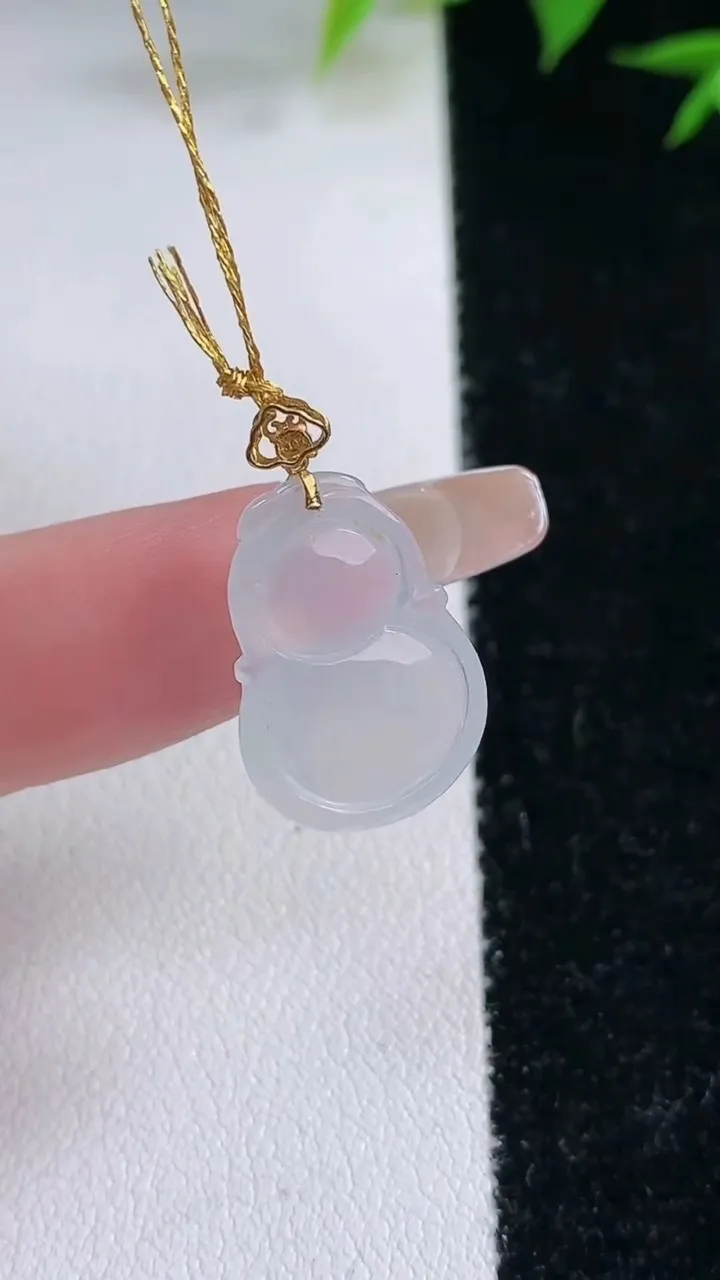 天然A货翡翠种白冰葫芦吊坠，尺寸17-12.4-3.8，重量:1.72g
2月3日